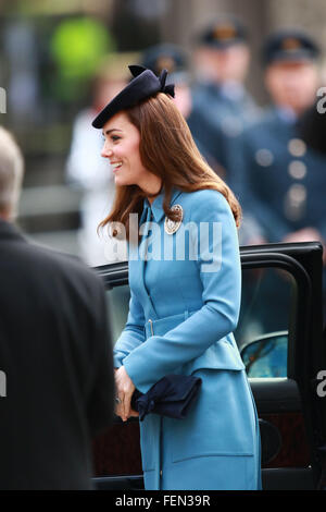 London, UK. 7. Februar 2016.  Die Herzogin von Cambridge, Kate (Catherine) Middleton, besucht einen Dienst in der RAF Kirche St Clement Danes, als sie auf ihr erstes offizielles Engagement als ehrenamtliche Luft Kommandant der Organisation, im 75. Lebensjahr die RAF Air Cadets Übernahme von der Duke markiert of Edinburgh. © Paul Marriott/Alamy Live-Nachrichten Stockfoto