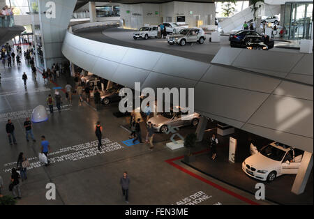 Berühmtes BMW-Luxusautos-Ausstellungszentrum und Ausstellungsraum in BMW-Hauptniederlassungen in München, Deutschland Stockfoto