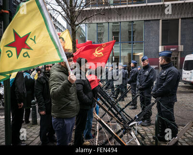 Brüssel, Belgien. 8. Februar 2016. Die kurdische Diaspora versammelten sich vor dem türkischen Konsulat in Brüssel zum protest gegen das Massaker an Zivilisten in Cizre. Bildnachweis: Aurore Belot/Pacific Press/Alamy Live-Nachrichten Stockfoto