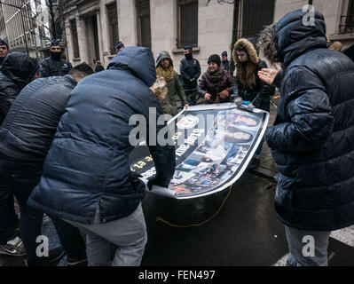 Brüssel, Belgien. 8. Februar 2016. Die kurdische Diaspora versammelten sich vor dem türkischen Konsulat in Brüssel zum protest gegen das Massaker an Zivilisten in Cizre. Bildnachweis: Aurore Belot/Pacific Press/Alamy Live-Nachrichten Stockfoto