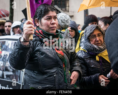 Brüssel, Belgien. 8. Februar 2016. Die kurdische Diaspora versammelten sich vor dem türkischen Konsulat in Brüssel zum protest gegen das Massaker an Zivilisten in Cizre. Bildnachweis: Aurore Belot/Pacific Press/Alamy Live-Nachrichten Stockfoto