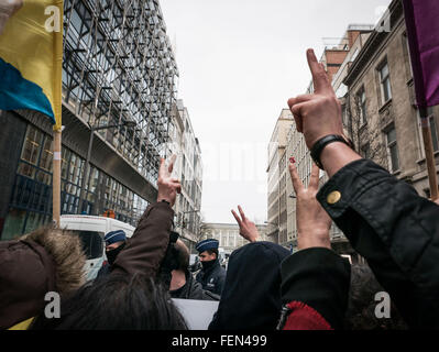 Brüssel, Belgien. 8. Februar 2016. Die kurdische Diaspora versammelten sich vor dem türkischen Konsulat in Brüssel zum protest gegen das Massaker an Zivilisten in Cizre. Bildnachweis: Aurore Belot/Pacific Press/Alamy Live-Nachrichten Stockfoto