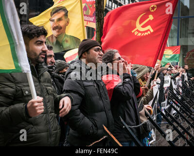 Brüssel, Belgien. 8. Februar 2016. Die kurdische Diaspora versammelten sich vor dem türkischen Konsulat in Brüssel zum protest gegen das Massaker an Zivilisten in Cizre. Bildnachweis: Aurore Belot/Pacific Press/Alamy Live-Nachrichten Stockfoto