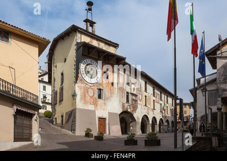 Rathaus mit seiner astronomischen Uhr des Pietro Fanzago. Clusone, Italien Stockfoto