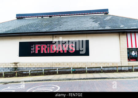 TGI Friday's Restaurant Kette Zeichen speichern Logo Namen Leeds Birstall Fachmarktzentrum Batley Stockfoto