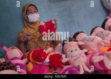 Malang, Indonesien. 8. Februar 2016. die Arbeiter, die Handwerk als Puppen in verschiedenen Formen in einem Geschäft. Es gibt noch viele Täter von kleinen und mittleren Unternehmen (KMU), die nicht über die ASEAN Wirtschaftsgemeinschaft (AEC) wegen des Mangels an Informationen, die sie in Schwierigkeiten verstehen konkurrieren dabei, branding, Werbung und Marktdurchdringung im Ausland führen. © Adhitya Hendra/Pacific Press/Alamy Live-Nachrichten Stockfoto