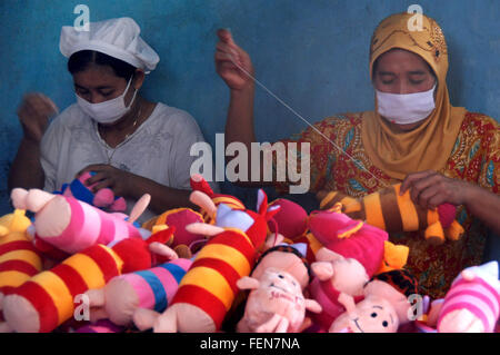 Malang, Indonesien. 8. Februar 2016. die Arbeiter, die Handwerk als Puppen in verschiedenen Formen in einem Geschäft. Es gibt noch viele Täter von kleinen und mittleren Unternehmen (KMU), die nicht über die ASEAN Wirtschaftsgemeinschaft (AEC) wegen des Mangels an Informationen, die sie in Schwierigkeiten verstehen konkurrieren dabei, branding, Werbung und Marktdurchdringung im Ausland führen. © Adhitya Hendra/Pacific Press/Alamy Live-Nachrichten Stockfoto