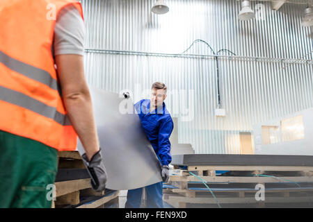 Arbeitnehmer mit Blech in Fabrik Stockfoto