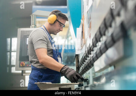 Arbeiter in Schutzkleidung in Fabrik Stockfoto