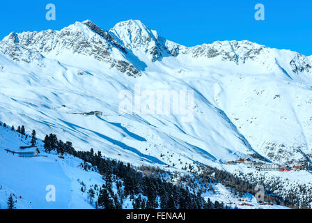 Landschaft aus der Kabine-Skilift auf den verschneiten Pisten (Tirol, Österreich). Stockfoto