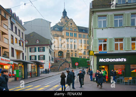 BASEL, Schweiz - 1. Januar 2014: Streetview in der Basler Altstadt. Basel ist die drittgrößte Stadt der Schweiz. Es befindet sich auf dem Rhein. Stockfoto