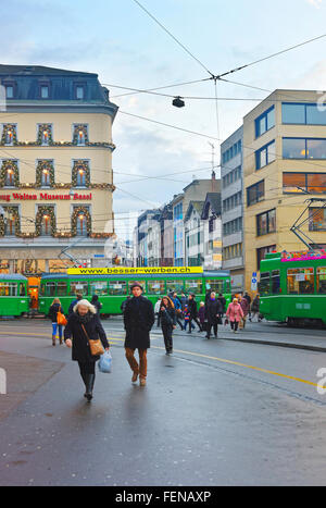 BASEL, Schweiz - 1. Januar 2014: Straßenansicht von der Altstadt von Basel. Basel ist die drittgrößte Stadt der Schweiz. Stockfoto