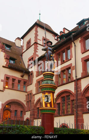 BASEL, Schweiz - 1. Januar 2014: Streetview mit Springbrunnen in der alten Stadt Basel. Basel ist die drittgrößte Stadt der Schweiz. Es befindet sich auf dem Rhein. Stockfoto