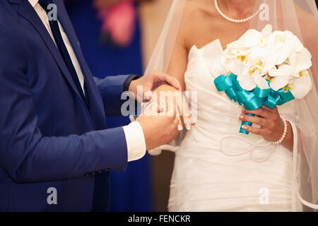 der Bräutigam Kleider nicht Gewicht einen Ring am Finger auf Hochzeit-Registrierung Stockfoto