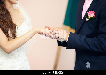 der Bräutigam Kleider nicht Gewicht einen Ring am Finger auf Hochzeit-Registrierung Stockfoto