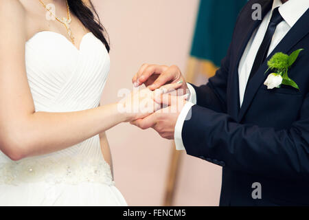 der Bräutigam Kleider nicht Gewicht einen Ring am Finger auf Hochzeit-Registrierung Stockfoto