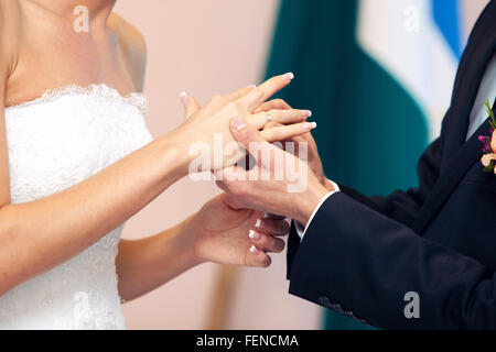 der Bräutigam Kleider nicht Gewicht einen Ring am Finger auf Hochzeit-Registrierung Stockfoto