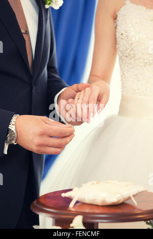 der Bräutigam Kleider nicht Gewicht einen Ring am Finger auf Hochzeit-Registrierung Stockfoto
