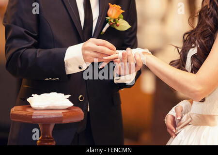 der Bräutigam Kleider nicht Gewicht einen Ring am Finger auf Hochzeit-Registrierung Stockfoto