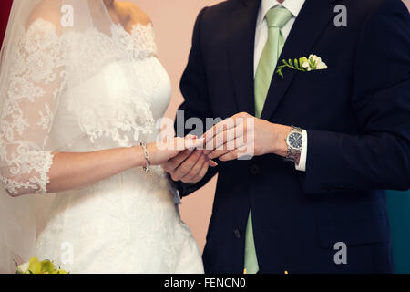 der Bräutigam Kleider nicht Gewicht einen Ring am Finger auf Hochzeit-Registrierung Stockfoto