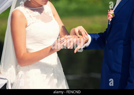der Bräutigam Kleider nicht Gewicht einen Ring am Finger auf Hochzeit-Registrierung Stockfoto