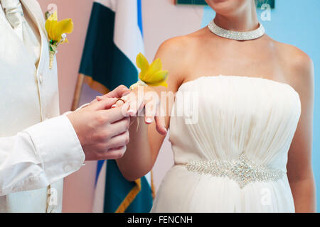 der Bräutigam Kleider nicht Gewicht einen Ring am Finger auf Hochzeit-Registrierung Stockfoto