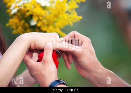 der Bräutigam Kleider nicht Gewicht einen Ring am Finger auf Hochzeit-Registrierung Stockfoto
