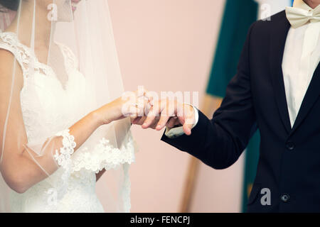 der Bräutigam Kleider nicht Gewicht einen Ring am Finger auf Hochzeit-Registrierung Stockfoto