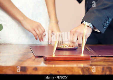 der Bräutigam Kleider nicht Gewicht einen Ring am Finger auf Hochzeit-Registrierung Stockfoto