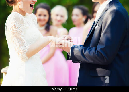 der Bräutigam Kleider nicht Gewicht einen Ring am Finger auf Hochzeit-Registrierung Stockfoto