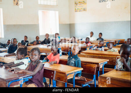Mali, Afrika - August 2009 - Klassenzimmer der schwarzen afrikanischen Grundschüler eine Pause Stockfoto
