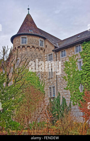 Actient Turmwand in der Solothurner Altstadt. Solothurn ist die Hauptstadt des Kantons Solothurn in der Schweiz. Es befindet sich am Ufer der Aare und am Fuße des Weissenstein Jura-Gebirge Stockfoto