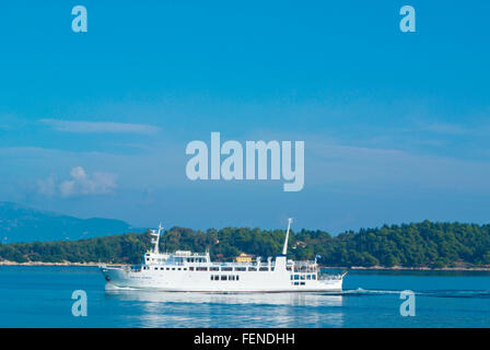 Kleines Boot zwischen Korfu und Vido vor Korfu Stadt, Ionische Inseln, Griechenland Stockfoto