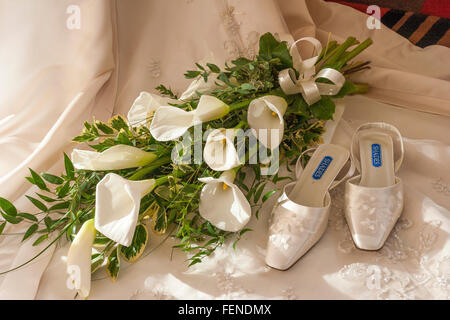 Blume und Braut Schuhe für Hochzeit Stockfoto