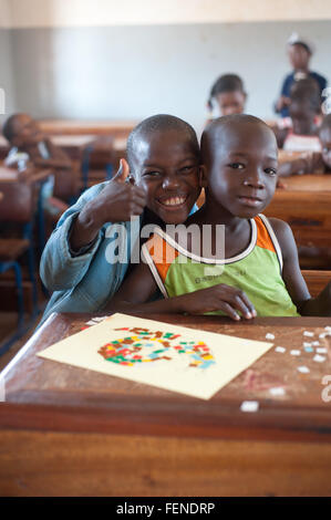 Mali, Afrika - August 2009 - Klassenzimmer der schwarzen afrikanischen Grundschüler haben eine Pause im Klassenzimmer Stockfoto