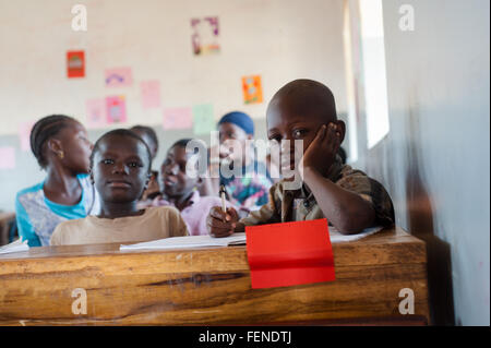 Mali, Afrika - August 2009 - Klassenzimmer der schwarzen afrikanischen Grundschüler eine Pause Stockfoto