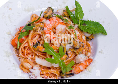 Pasta mit Garnelen, Muscheln, Tintenfisch und Parmesan-Käse Stockfoto