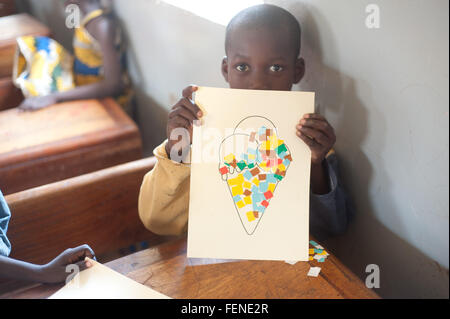 Mali, Afrika - August 2009 - Closeup Portrait eines schwarzen afrikanischen Grundschule Studenten zeigen eine Eis-collage Stockfoto