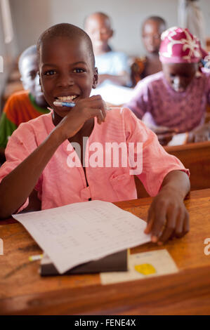 Mali, Afrika - August 2009 - Closeup Portrait eines schwarzen afrikanischen Grundschule Studenten haben eine Pause schreiben Stockfoto