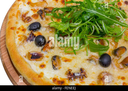 Pizza mit Meeresfrüchten (Garnelen, Muscheln, Tintenfisch) Stockfoto