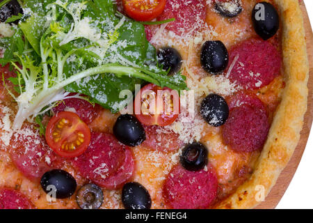 Leckere Salami Pizza mit Cherry-Tomaten und Oliven Stockfoto