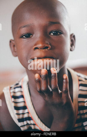 Mali, Afrika - August 2009 - Closeup Portrait eines schwarzen afrikanischen Grundschule Studenten denken Stockfoto