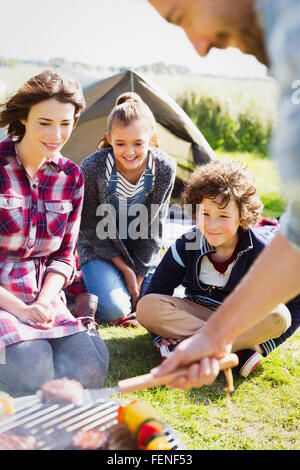 Familie Grillen auf sonniger Campingplatz Stockfoto