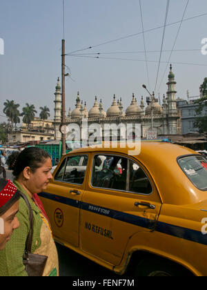 Verkehr und Fußgänger von Tipu Sultan Moschee in Kolkata, Indien Stockfoto