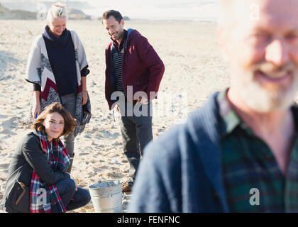 Paare clamming am Sonnenstrand Stockfoto