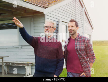 Vater Sohn vor Haus gestikulieren Stockfoto