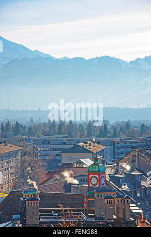 Panorama von Häusern in Thun und die Alpen. Thun ist eine Stadt im Kanton Bern in der Schweiz, wo die Aare von fliesst Stockfoto
