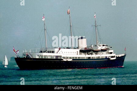 AJAX-NEWS-FOTOS. 1975 (CA.). SOLENT, ENGLAND. -KÖNIGLICHE YACHT - DIE ROYAL YACHT BRITANNIA IM GANG VOR DER ISLE OF WIGHT IN RICHTUNG PORTSMOUTH.   FOTO: VIV TOWNLEY/AJAX REF: 14001 Stockfoto