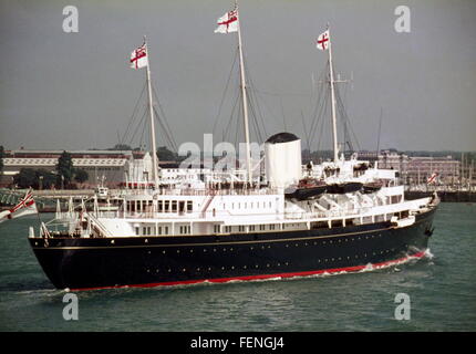 AJAX-NEWS-FOTOS. 1975 (CA.). PORTSMOUTH, ENGLAND. -ROYAL YACHT - DIE ROYAL YACHT BRITANNIA, EINTRITT IN DIE MARINE BASIS. FOTO: VIV TOWNLEY/AJAX REF: 15001 Stockfoto