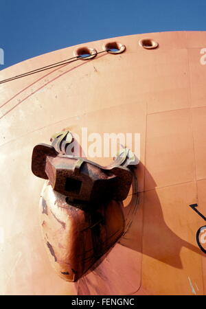 AJAXNETPHOTO. SOLENT, ENGLAND. -SCHIFF ANKER - PORT ANKER EIN TANKER IN SEINEM BOGEN-GEHÄUSE. FOTO: JONATHAN EASTLAND/AJAX REF: CD21103 4 124 Stockfoto